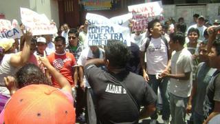 Estudiantes se enfrentan a policías en Ica
