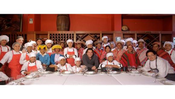 Gastón, cocineros y productores peruanos. Fuente: Gastón Acurio