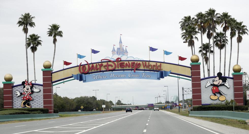 Imagen referencial. Vista de la entrada de Walt Disney World en Florida. La compañía cerró sus parques temáticos en todo el mundo en enero para ayudar a evitar la propagación del coronavirus. (AP/John Raoux).