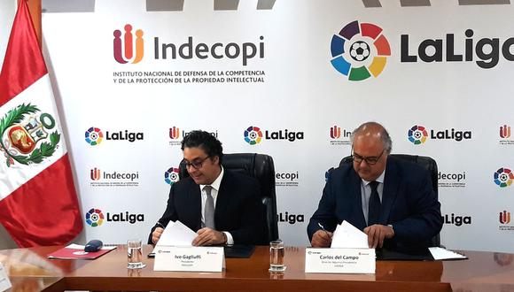 La firma del convenio estuvo a cargo del presidente del Consejo Directivo del Indecopi, Ivo Gagliuffi, y el director adjunto a la Presidencia de La Liga, Carlos del Campo.