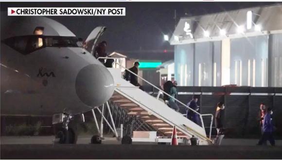 Inmigrantes menores de edad son trasladados en aviones. (Foto: captura video New York Post)