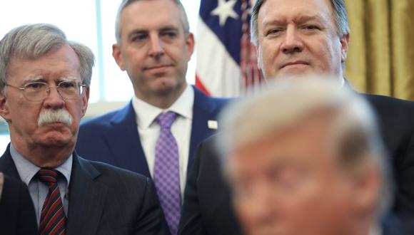 John Bolton (a la izquierda) y Mike Pompeo (a la derecha) escuchan un discurso de Donald Trump. (Foto: AFP)