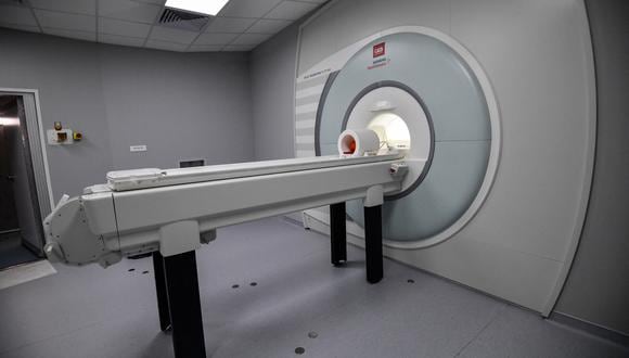 Cualquier persona que ingrese a una sala de examen de resonancia magnética debe dejar todos los objetos metálicos magnéticos afuera. (Foto: Alain JOCARD / AFP)