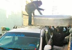 Trasladan en techo de taxi a policía acribillado por mineros en Arequipa