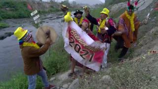 Con baños de florecimiento y rituales andinos peruanos piden salud para 2021