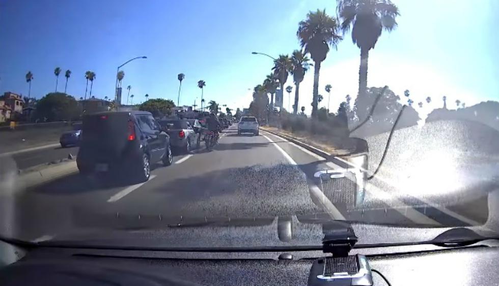 Se viralizó en YouTube el accidente protagonizado por un motociclista que pateó el espejo de un auto. (Foto: Captura)
