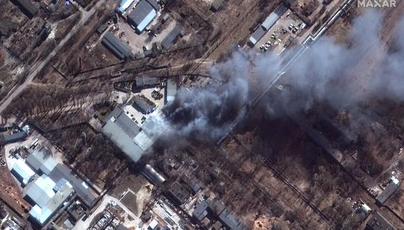 Esta imagen de satélite Maxar tomada y publicada el 10 de marzo de 2022 muestra un primer plano de los incendios que arden en una zona industrial en el sur de Chernígov, Ucrania. (Foto:  AFP)