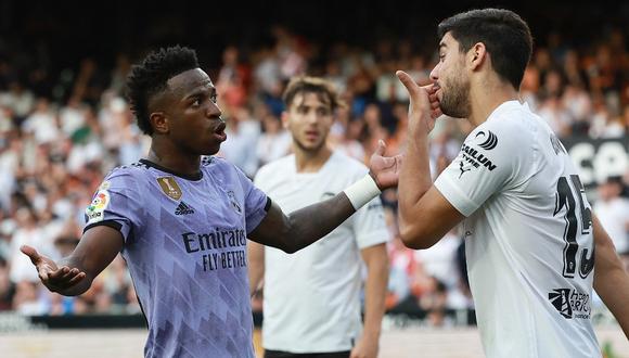 Vinicius en evidente signo de molestia ante las palabras de su rival (Foto: AFP).