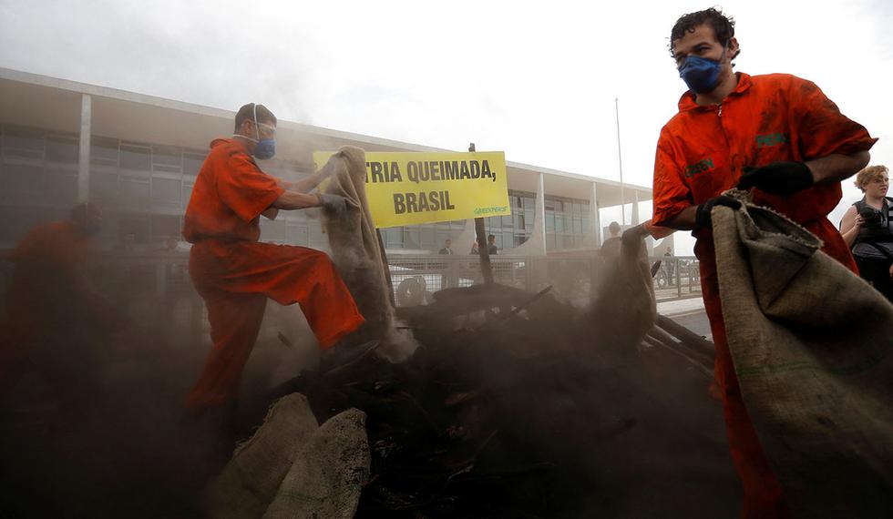 Activistas de Greenpeace simulan quemar la selva amazónica durante una protesta contra las políticas ambientales del gobierno de Brasil. (Foto: Reuters)