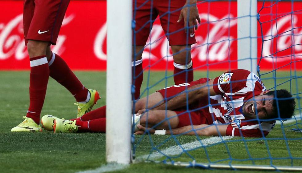 El delantero Diego Costa, que volvía hoy al equipo titular del Atlético de Madrid contra el Getafe, se volvió a lesionar al golpearse con el poste al marcar el segundo tanto de su equipo (2-0) y tuvo que ser retirado en camilla. (Reuters)