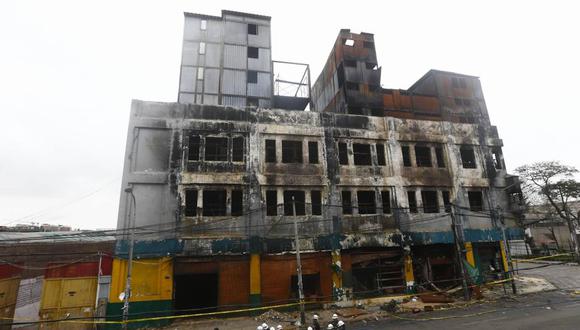 Las Malvinas: Bomberos y policías removieron escombros de la fábrica Nicolini tras incendio. (Geraldo Caso Bizama/Perú21)