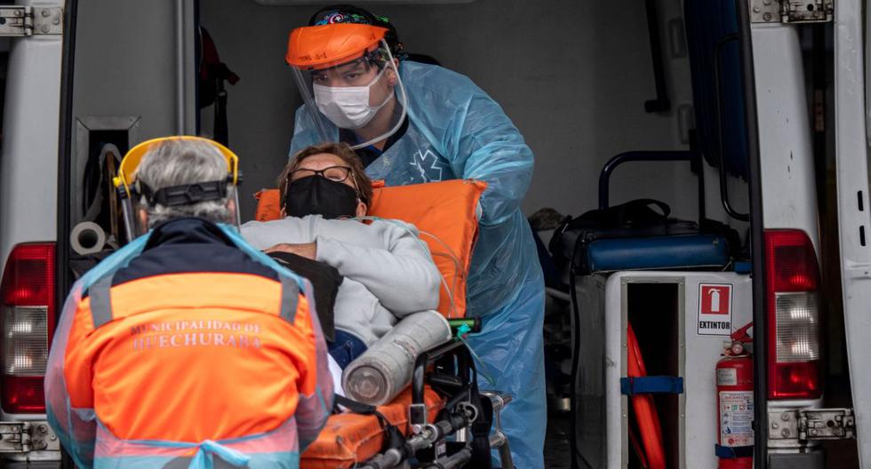 Los trabajadores de la salud llevan a un paciente con síntomas del nuevo coronavirus COVID-19 desde una ambulancia a un hospital después de su ingreso, en Santiago, el 20 de mayo de 2020. (AFP / MARTIN BERNETTI).