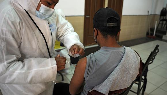 Las autoridades analizan ampliar un horario nocturno de vacunación para que los padres que trabajan puedan acompañar a sus hijos. (Foto: Jorge Bernal / AFP)