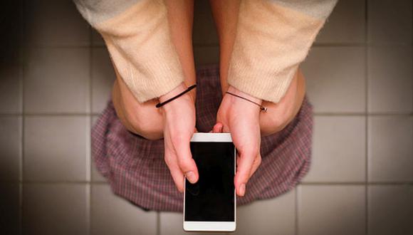 ¿Usar el celular en el baño es un riesgo para la salud? (Getty Images)
