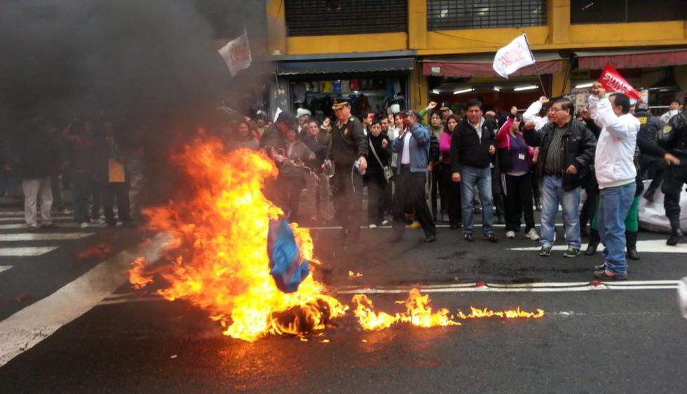 La movilización de los servidores públicos se desarrollaba con normalidad hasta que una serie de actos violentos desató los enfrentamientos con la Policía en el Centro de Lima