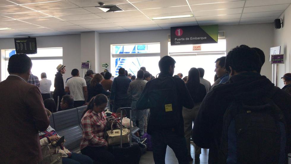 Usuarios esperan en la sala de embarque en el aeropuerto de Piura.