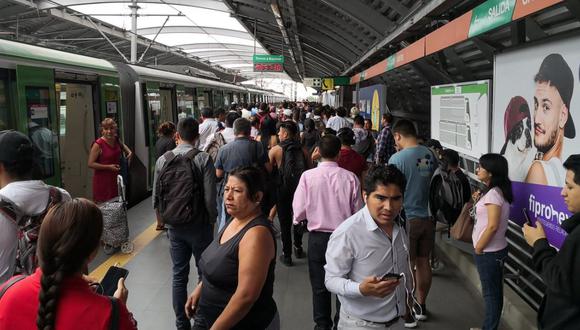 Queja de usuarios en el Metro de Lima por el retraso del servicio. (Foto: Twitter@hadexander)