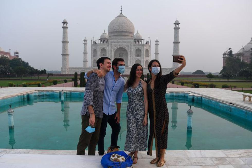 Los turistas se toman fotos en el Taj Mahal en Agra el 21 de septiembre de 2020. El Taj Mahal vuelve a abrir a los visitantes el 21 de septiembre, incluso cuando India parece estar dispuesta a superar a los EE. UU. como líder mundial en infecciones por coronavirus. (Foto: Sajjad Hussain / AFP)