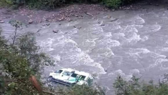 Puno: Miniván de pasajeros cayó a un abismo de 80 metros de profundidad hacia el rio Tambopata con un saldo de dos menores desaparecidos y diez heridos. (Foto: PNP)