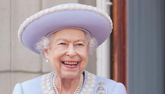 Isabel II se encuentra en el Balcón del Palacio de Buckingham mientras las tropas desfilan durante el Trooping the Colour, como parte de las celebraciones del jubileo de platino de la reina, en Londres el 2 de junio de 2022. (Foto: Jonathan Brady / POOL / AFP)