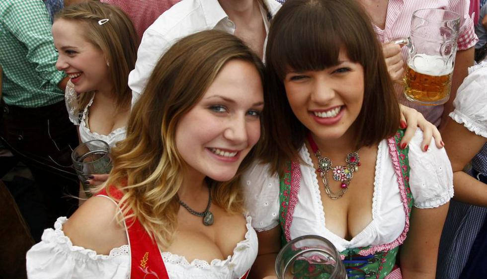 Estas chicas lucen los trajes típicos de Bavaria. (Reuters)