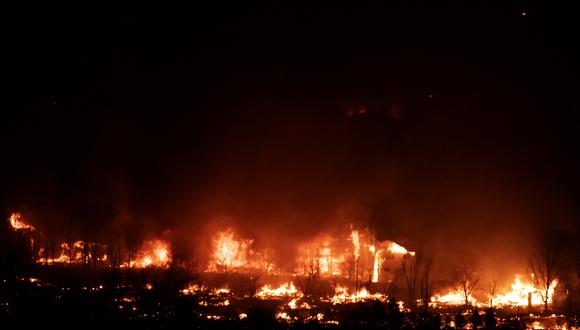Las llamas envuelven hogares mientras el incendio Marshall se propaga a través de un vecindario en la ciudad de Superior en el condado de Boulder, Colorado, el 30 de diciembre de 2021. (Foto: Jason Connolly / AFP)