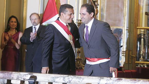 El flamante ministro durante la juramentación con el presidente Humala. (USI)