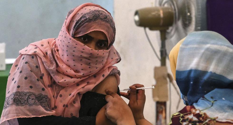 Una mujer recibe una dosis de la vacuna Sinovac del coronavirus Covid-19 en un centro de vacunación en Lahore, Pakistán, el 3 de junio de 2021 (Foto de Arif ALI / AFP).