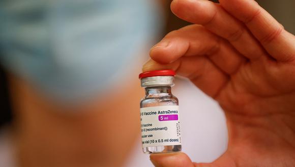 Noruega, igual que Islandia, Dinamarca o Bulgaria, ya suspendieron el uso de esta vacuna por “precaución”. (Foto: Thomas SAMSON / POOL / AFP)