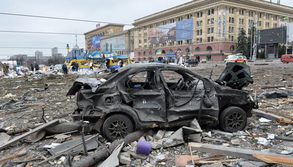 Una vista de la plaza fuera del ayuntamiento local dañado de Kharkiv el 1 de marzo de 2022, destruido como resultado del bombardeo de las tropas rusas. (Foto: Sergey BOBOK / AFP)