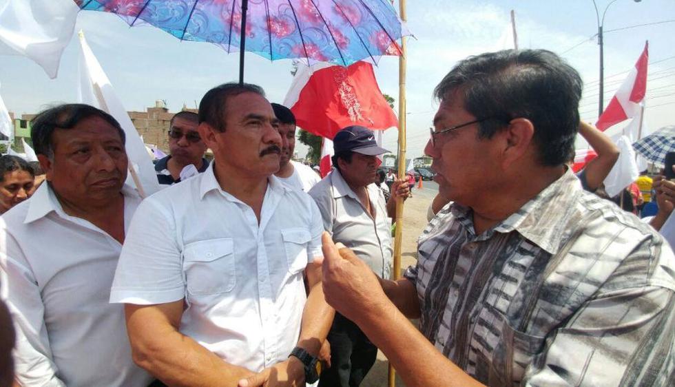 El alcalde Milton Jiménez, los vecinos, y el colectivo ‘Movilízate ya’ de Puente Piedra realizaron un lavado de banderas. (Jesus Zambrano)