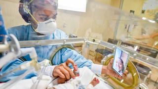 ‘Cuidar es amar’: Bebés en UCI pueden tener contacto con sus padres a través de videollamadas