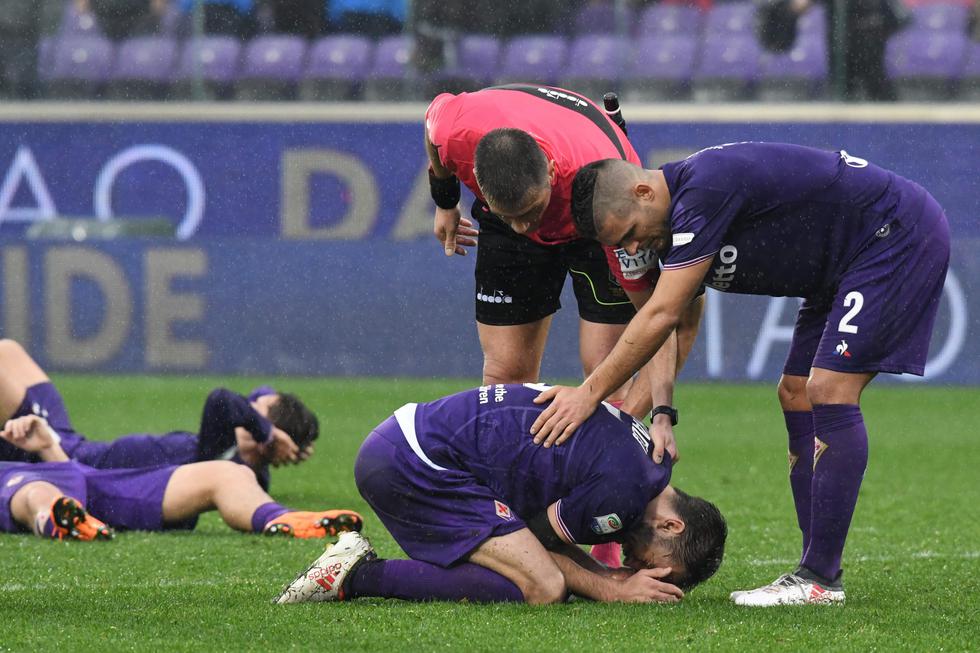 El volante croata lució la cinta de capitán de la Fiorentina luego del trágico deceso de Davide Astori y no evitó las lágrimas tras cumplir su función como líder. (AFP)