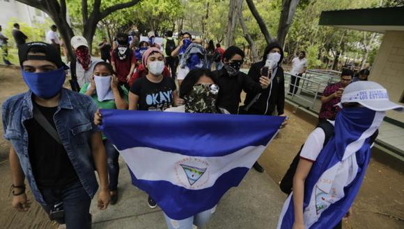 Estudiantes nicaragüenses de la Universidad Centroamericana (UCA) protestan dentro de la universidad contra el gobierno del presidente Daniel Ortega. (Foto: AFP)
