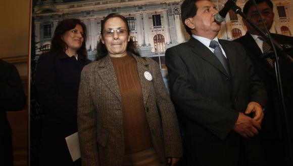 ESQUIVA. Ministra Patricia Salas respondió en forma escueta y, luego, se retiró rápidamente del Congreso. (César Fajardo)