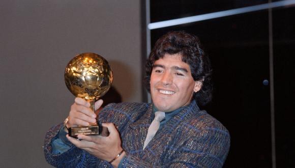 Diego Maradona posa con el Balón de Oro en el Lido de París el 13 de noviembre de 1986. (Foto: Pascal GEORGE / AFP)