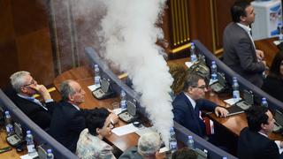 Kosovo: Oposición lanza gas lacrimógeno en Parlamento para impedir votación [VIDEO]