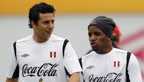 ¿SERÁN COMPAÑEROS? Los ‘Royal Blues’ quieren juntar a Pizarro con Farfán. (AP)
