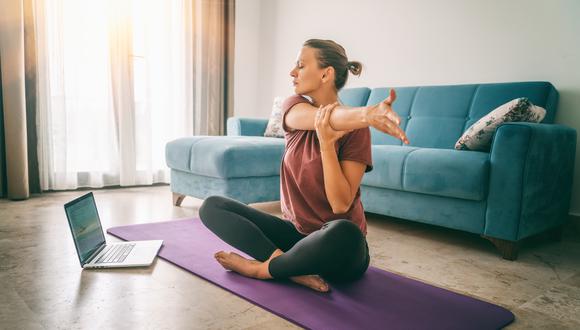 Natación, yoga y caminata son algunos de los ejercicios que recomiendan los expertos para reducir los síntomas de la enfermedad. (Foto: Shutterstock)