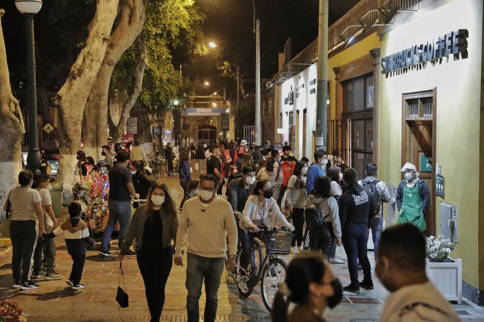 A pocas horas de la inmovilización social del domingo, una medida dictada por el Gobierno para frenar los contagios de COVID-19, se reportaron aglomeraciones de personas en las principales calles del distrito de Barranco. (Foto: Renzo Salazar / @photo.gec)