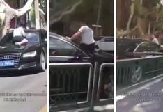 Mujer se trepó sobre auto de su pareja al descubrirlo con otra mujer | VIDEO