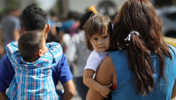 Familias de inmigrantes de América Central salen de la custodia de ICE, en espera de futuras audiencias en la corte de inmigración el 11 de junio de 2018 en McAllen, Texas. (Foto: AFP)