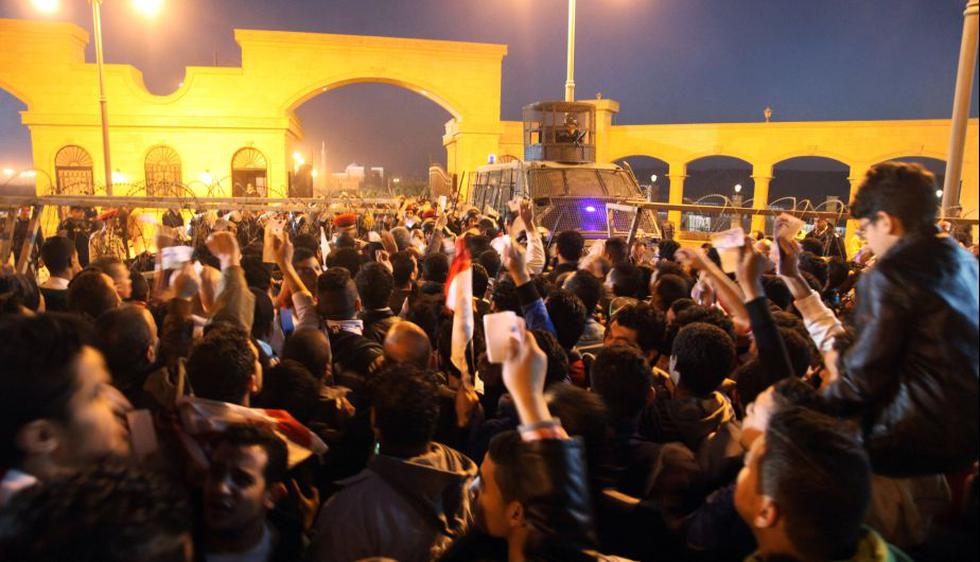 Unos 14 muertos dejó enfrentamientos entre hinchas y policías en Egipto. (AP)