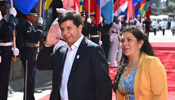 El presidente del Perú, Pedro Castillo, y la primera dama, Lilia Paredes, caminan por la alfombra roja antes de la ceremonia de apertura de la 9.ª Cumbre de las Américas. (Chandan KHANNA / AFP).