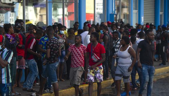 El nuevo flujo migratorio de haitianos hacia Estados Unidos parece ser alentado por amigos y familiares que les cuentan sobre los beneficios de vivir en el norte. (Foto: CLAUDIO CRUZ / AFP)