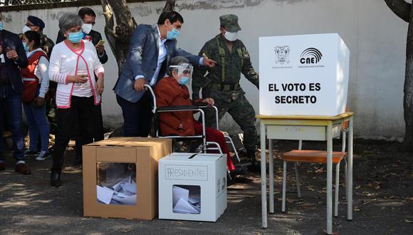 El candidato Andrés Arauz junto a su abuela Flor Cervina Galarza, de 106 años, momentos antes de sufragar en Quito. (EFE/ José Jácome)