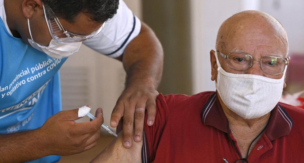 Un trabajador de salud aplica una dosis de la vacuna Sputnik V contra COVID-19 a un anciano en Ezeiza, a las afueras de Buenos Aires (Argentina). (JUAN MABROMATA / AFP).