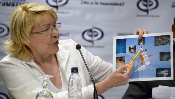 Fiscal Luisa Ortega mostró una imagen de nave accidentada. (AFP)