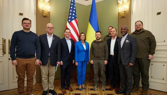 Una foto muestra al presidente de Ucrania, Volodimir Zelenski (C-R), y a la presidenta de la Cámara de Representantes de EE. UU., Nancy Pelosi (C-L), posando para una foto con miembros de las delegaciones durante su reunión en Kiev. (Foto de STRINGER / SERVICIO DE PRENSA PRESIDENCIAL DE UCRANIA / AFP)