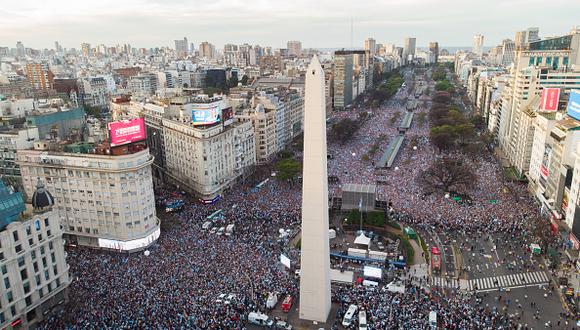 In this aerial view the Argentina's obelisk is surrounded by supporters of Argentina's President Mauricio Macri gather for a massive campaign rally in Buenos Aires, Argentina, Saturday, Oct. 19, 2019. Argentina will hold its presidential election on Oct. 27, with Macri running for reelection in disadvantage. (Photo by Mario De Fina/NurPhoto via Getty Images)